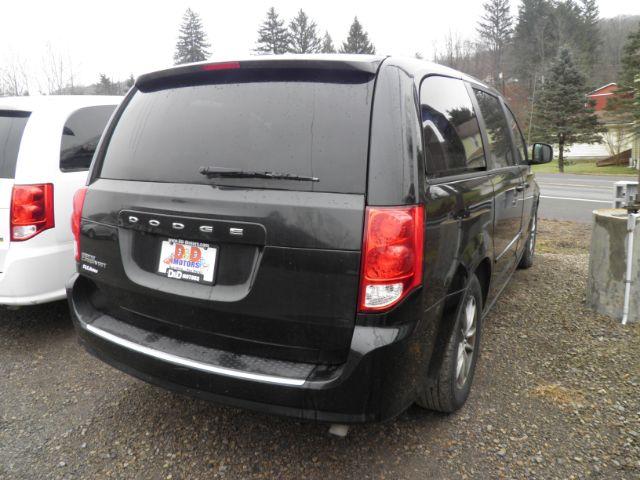 2014 BLACK Dodge Grand Caravan SE (2C4RDGBG3ER) with an 3.6l V6 engine, AT transmission, located at 19521 New George's Creek Rd SW, Barton, MD, 21521, (301) 463-2404, 39.524323, -79.017906 - Photo#5