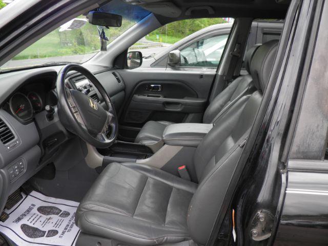 2006 BLACK HONDA PILOT EX 4WD w/ Leather and DVD (2HKYF18626H) with an 3.5L V6 engine, AT transmission, located at 19521 New George's Creek Rd SW, Barton, MD, 21521, (301) 463-2404, 39.524323, -79.017906 - Photo #1