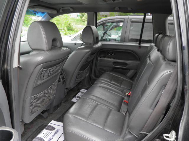 2006 BLACK HONDA PILOT EX 4WD w/ Leather and DVD (2HKYF18626H) with an 3.5L V6 engine, AT transmission, located at 19521 New George's Creek Rd SW, Barton, MD, 21521, (301) 463-2404, 39.524323, -79.017906 - Photo #3