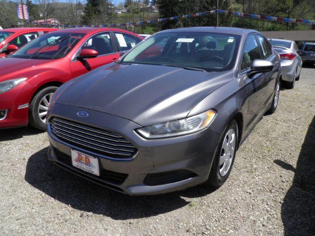 2013 GRAY Ford Fusion S (3FA6P0G70DR) with an 2.5l L4 engine, AT transmission, located at 19521 New George's Creek Rd SW, Barton, MD, 21521, (301) 463-2404, 39.524323, -79.017906 - Photo #0