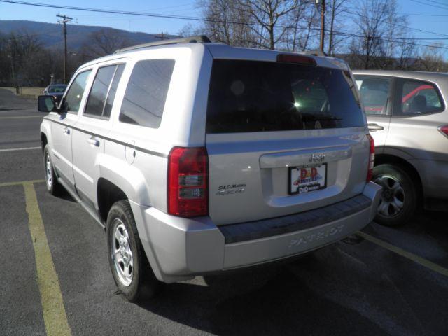 2011 SILVER JEEP PATRIOT 4WD (1J4NF1GB3BD) with an 2.4l L4 engine, AT transmission, located at 15520 McMullen Hwy SW, Belair, MD, 21502, (301) 729-3700, 39.581375, -78.846451 - Photo#5