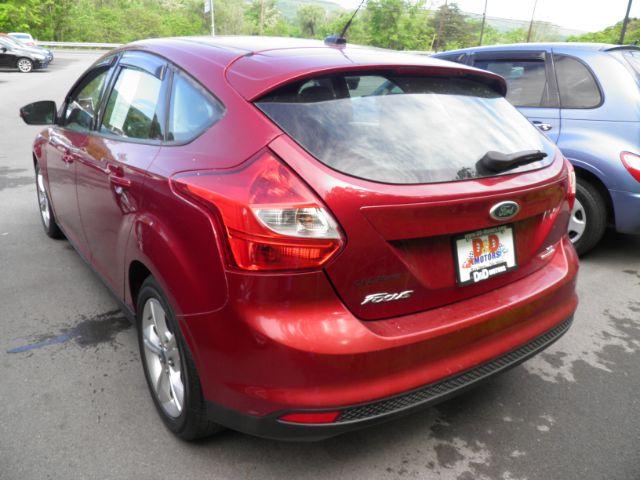 2013 RED Ford Focus SE Hatch (1FADP3K22DL) with an 2.0l L4 engine, AT transmission, located at 19521 New George's Creek Rd SW, Barton, MD, 21521, (301) 463-2404, 39.524323, -79.017906 - Photo #5