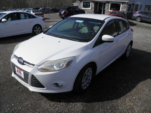 2012 WHITE Ford Focus SE (1FAHP3K23CL) with an 2.0l L4 engine, AT transmission, located at 19521 New George's Creek Rd SW, Barton, MD, 21521, (301) 463-2404, 39.524323, -79.017906 - Photo #0