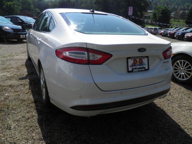 2014 White Ford Fusion SE (3FA6P0HD7ER) with an 1.5L I4 engine, AT transmission, located at 19521 New George's Creek Rd SW, Barton, MD, 21521, (301) 463-2404, 39.524323, -79.017906 - Photo#4