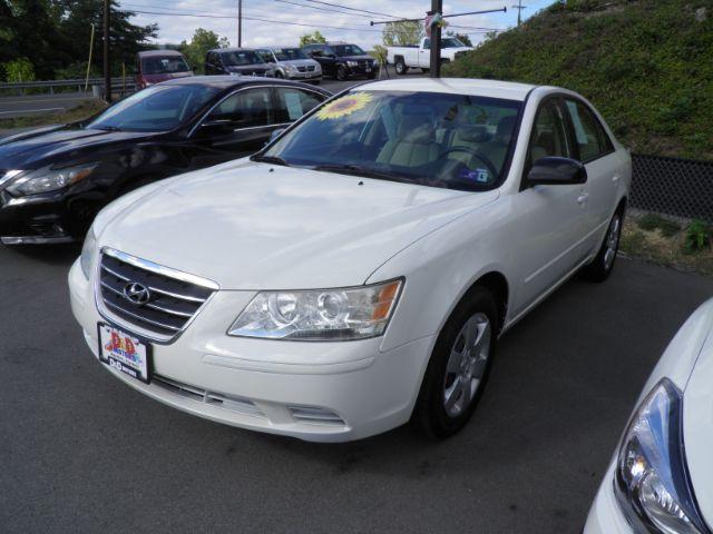 2009 White Hyundai Sonata GLS (5NPET46CX9H) with an 2.4L L4 engine, 5SP transmission, located at 15520 McMullen Hwy SW, Belair, MD, 21502, (301) 729-3700, 39.581375, -78.846451 - Photo #0