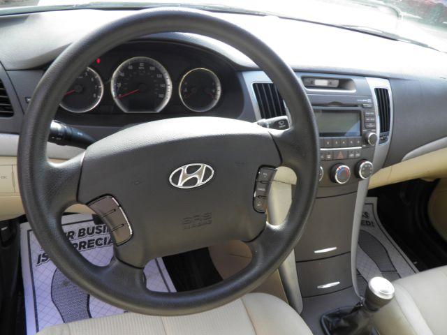 2009 White Hyundai Sonata GLS (5NPET46CX9H) with an 2.4L L4 engine, 5SP transmission, located at 15520 McMullen Hwy SW, Belair, MD, 21502, (301) 729-3700, 39.581375, -78.846451 - Photo #2