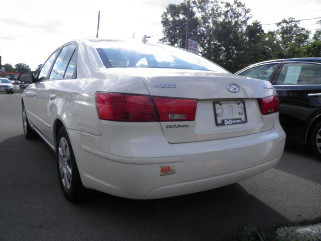 2009 White Hyundai Sonata GLS (5NPET46CX9H) with an 2.4L L4 engine, 5SP transmission, located at 15520 McMullen Hwy SW, Belair, MD, 21502, (301) 729-3700, 39.581375, -78.846451 - Photo #4