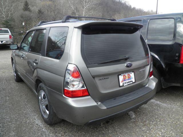 2006 GRAY Subaru Forester 2.5X (JF1SG636X6G) with an 2.5L L4 engine, 5SP transmission, located at 19521 New George's Creek Rd SW, Barton, MD, 21521, (301) 463-2404, 39.524323, -79.017906 - Photo#5