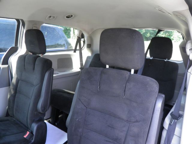 2016 Silver Dodge Grand Caravan SXT (2C4RDGCG3GR) with an 3.6L V6 engine, AT transmission, located at 15520 McMullen Hwy SW, Belair, MD, 21502, (301) 729-3700, 39.581375, -78.846451 - Photo#2