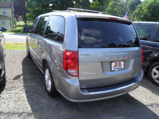 2016 SILVER Dodge Grand Caravan SXT (2C4RDGCG3GR) with an 3.5L V6 engine, AT transmission, located at 19521 New George's Creek Rd SW, Barton, MD, 21521, (301) 463-2404, 39.524323, -79.017906 - Photo #4