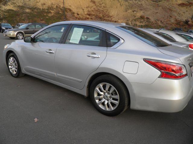 2015 SILVER Nissan Altima 2.5 S (1N4AL3AP2FN) with an 2.5 L4 engine, AT transmission, located at 15520 McMullen Hwy SW, Belair, MD, 21502, (301) 729-3700, 39.581375, -78.846451 - Photo #4