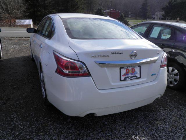 2014 WHITE Nissan Altima 2.5 S (1N4AL3AP2EC) with an 2.5 L4 engine, AT transmission, located at 15520 McMullen Hwy SW, Belair, MD, 21502, (301) 729-3700, 39.581375, -78.846451 - Photo #4