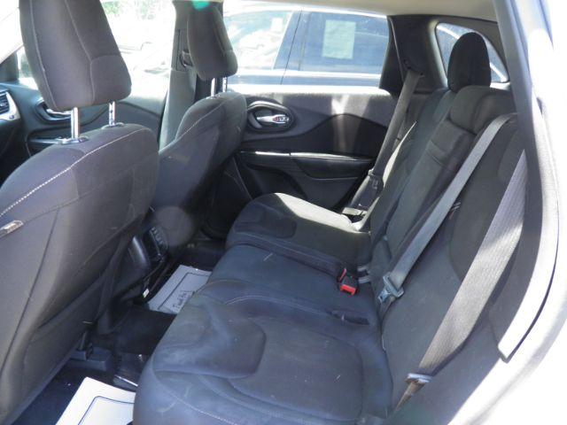 2015 GRAY Jeep Cherokee Latitude 4WD (1C4PJMCS8FW) with an 3.2L V6 engine, AT transmission, located at 19521 New George's Creek Rd SW, Barton, MD, 21521, (301) 463-2404, 39.524323, -79.017906 - Photo#3
