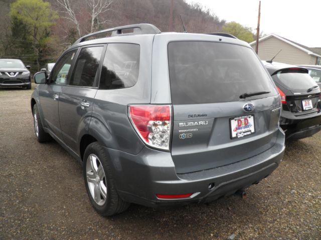 2010 GRAY Subaru Forester 2.5X Premium (JF2SH6CC6AG) with an 2.5 L4 engine, 5SP transmission, located at 19521 New George's Creek Rd SW, Barton, MD, 21521, (301) 463-2404, 39.524323, -79.017906 - Photo #5