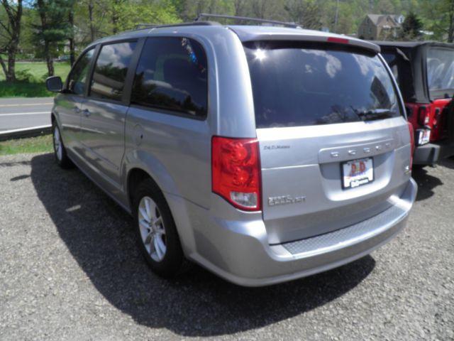 2017 SILVER Dodge Grand Caravan SXT (2C4RDGCG7HR) with an 3.6L V6 engine, AT transmission, located at 19521 New George's Creek Rd SW, Barton, MD, 21521, (301) 463-2404, 39.524323, -79.017906 - Photo #5