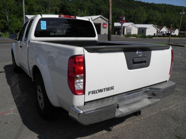 2014 WHITE NISSAN FRONTIER S King Cab 5AT 2WD (1N6BD0CT0EN) with an 2.5 L4 engine, AT transmission, located at 19521 New George's Creek Rd SW, Barton, MD, 21521, (301) 463-2404, 39.524323, -79.017906 - Photo#3