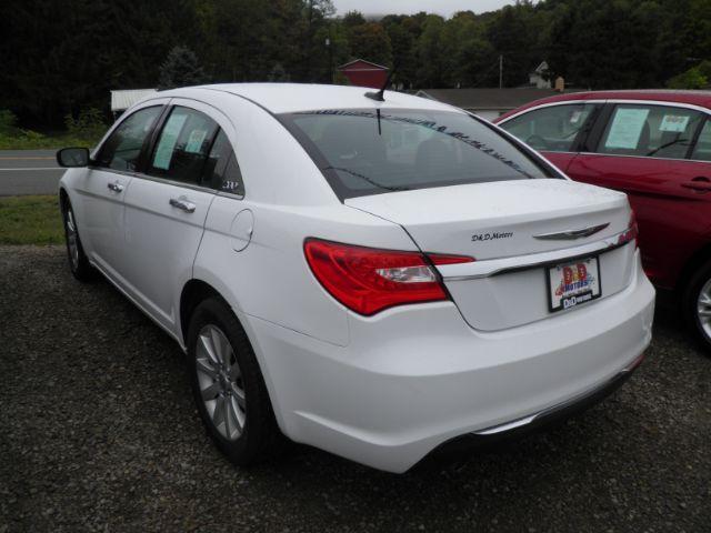 2014 WHITE CHRYSLER 200 Limited (1C3CCBCG2EN) with an 3.6L V6 engine, AT transmission, located at 15520 McMullen Hwy SW, Belair, MD, 21502, (301) 729-3700, 39.581375, -78.846451 - Photo#4