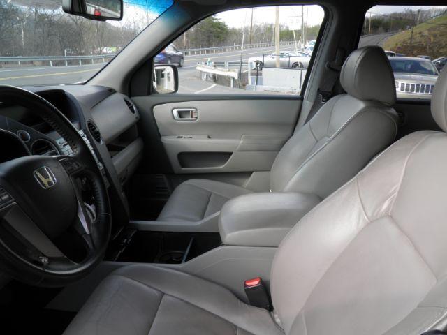 2009 Silver Honda Pilot EX-L 4WD (5FNYF48589B) with an 3.5L V6 engine, AT transmission, located at 15520 McMullen Hwy SW, Belair, MD, 21502, (301) 729-3700, 39.581375, -78.846451 - Photo#1