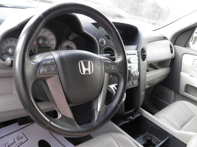 2009 Silver Honda Pilot EX-L 4WD (5FNYF48589B) with an 3.5L V6 engine, AT transmission, located at 15520 McMullen Hwy SW, Belair, MD, 21502, (301) 729-3700, 39.581375, -78.846451 - Photo#2