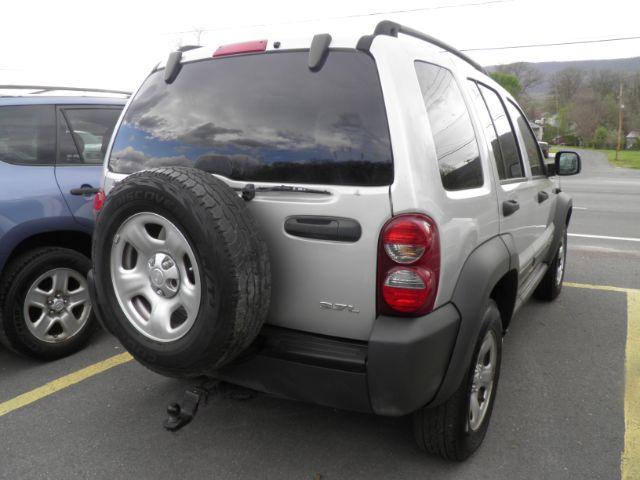 2007 Silver Jeep Liberty Sport 4WD (1J4GL48K47W) with an 3.7L V6 engine, MAN transmission, located at 15520 McMullen Hwy SW, Belair, MD, 21502, (301) 729-3700, 39.581375, -78.846451 - Photo#5