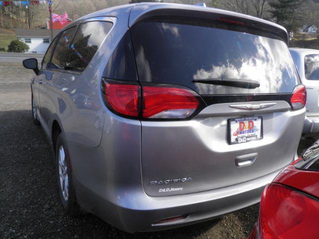 2017 GRAY Chrysler Pacifica LX (2C4RC1CG4HR) with an 3.6L V6 engine, AT transmission, located at 19521 New George's Creek Rd SW, Barton, MD, 21521, (301) 463-2404, 39.524323, -79.017906 - Photo#4