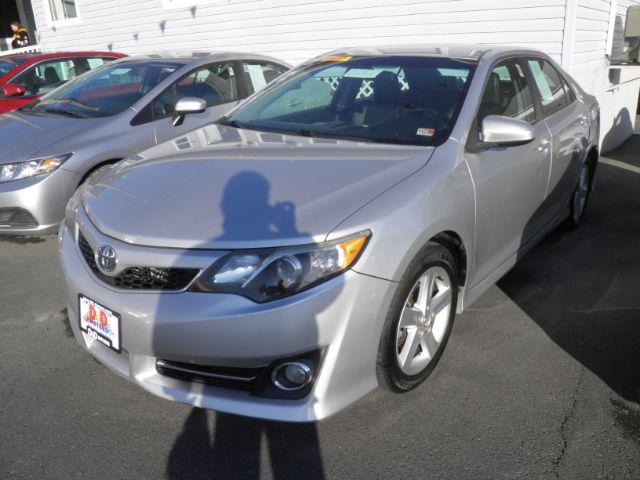 2014 GRAY Toyota Camry SE (4T1BF1FK0EU) with an 2.5 L4 engine, AT transmission, located at 15520 McMullen Hwy SW, Belair, MD, 21502, (301) 729-3700, 39.581375, -78.846451 - Photo#0