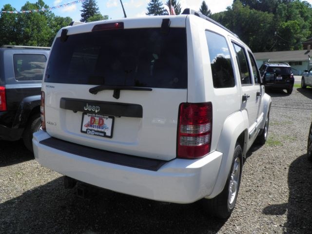 2009 WHITE Jeep Liberty Sport 4WD (1J8GN28K19W) with an 3.7L V6 engine, AT transmission, located at 19521 New George's Creek Rd SW, Barton, MD, 21521, (301) 463-2404, 39.524323, -79.017906 - Photo#5