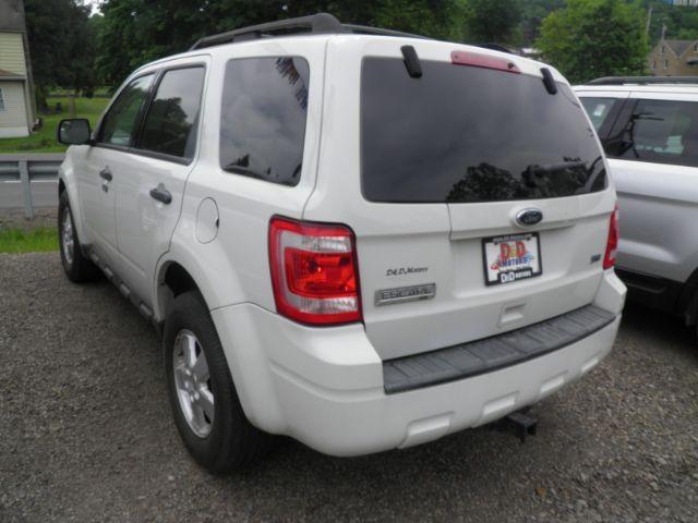 2011 WHITE Ford Escape XLT 4WD (1FMCU9DG2BK) with an 3.0 V6 engine, AT transmission, located at 19521 New George's Creek Rd SW, Barton, MD, 21521, (301) 463-2404, 39.524323, -79.017906 - Photo#5
