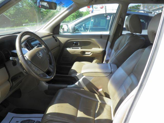 2007 WHITE Honda Pilot EX-L (5FNYF18527B) with an 3.5L V6 engine, AT transmission, located at 19521 New George's Creek Rd SW, Barton, MD, 21521, (301) 463-2404, 39.524323, -79.017906 - Photo#1