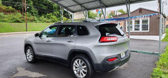 2017 Silver /Black, leather Jeep Cherokee Limited 4WD (1C4PJMDB7HW) with an 2.4l L4 engine, AT transmission, located at 15520 McMullen Hwy SW, Belair, MD, 21502, (301) 729-3700, 39.581375, -78.846451 - Photo#10