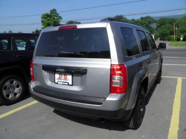 2015 Gray Jeep Patriot Sport (1C4NJPBA2FD) with an 2.4L I4 engine, MAN transmission, located at 15520 McMullen Hwy SW, Belair, MD, 21502, (301) 729-3700, 39.581375, -78.846451 - Photo#5