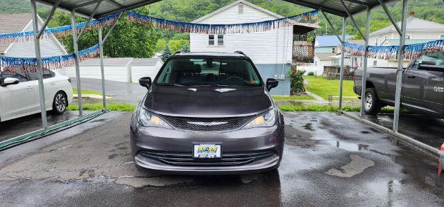 2020 GRAY /Alloy/Black Chrysler Voyager LXI (2C4RC1DG9LR) with an 3.6L V6 engine, AT transmission, 0.000000, 0.000000 - Photo#1