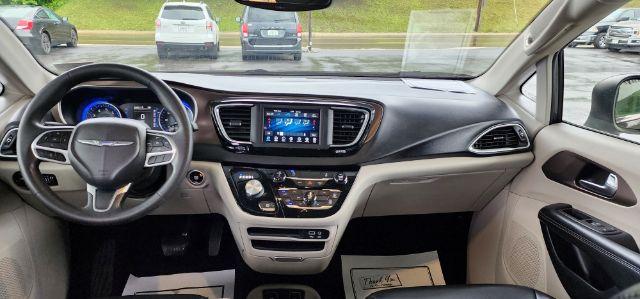2020 GRAY /Alloy/Black Chrysler Voyager LXI (2C4RC1DG9LR) with an 3.6L V6 engine, AT transmission, 0.000000, 0.000000 - Photo#7