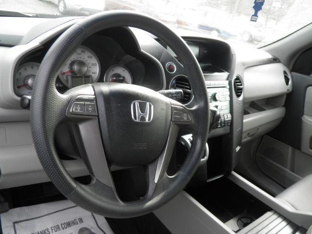 2009 SILVER Honda Pilot EX (5FNYF48449B) with an 3.5L V6 engine, AT transmission, located at 19521 New George's Creek Rd SW, Barton, MD, 21521, (301) 463-2404, 39.524323, -79.017906 - Photo#2