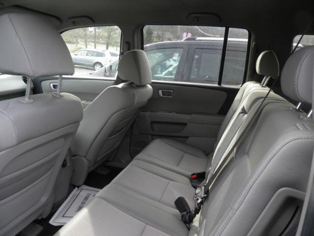 2009 SILVER Honda Pilot EX (5FNYF48449B) with an 3.5L V6 engine, AT transmission, located at 19521 New George's Creek Rd SW, Barton, MD, 21521, (301) 463-2404, 39.524323, -79.017906 - Photo#3