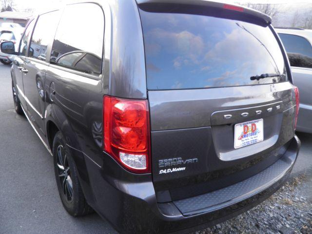 2015 Gray Dodge Grand Caravan SXT (2C4RDGCG5FR) with an 3.6L V6 engine, AT transmission, located at 15520 McMullen Hwy SW, Belair, MD, 21502, (301) 729-3700, 39.581375, -78.846451 - Photo#5