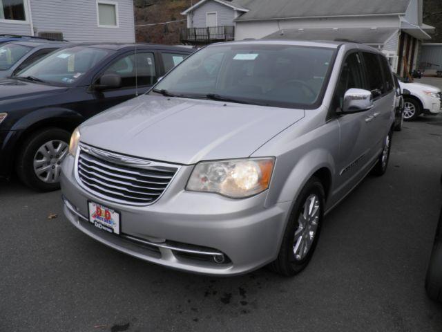 photo of 2011 Chrysler Town  and  Country Touring-L