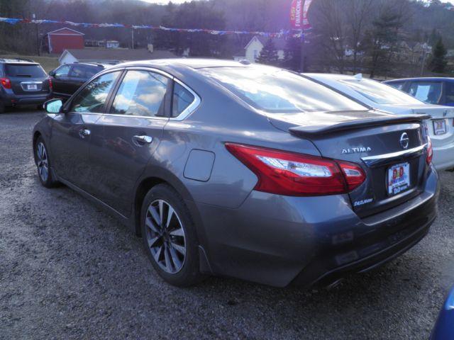 2017 GRAY Nissan Altima 2.5 SV (1N4AL3AP6HC) with an 2.5 L4 engine, AT transmission, located at 19521 New George's Creek Rd SW, Barton, MD, 21521, (301) 463-2404, 39.524323, -79.017906 - Photo#4