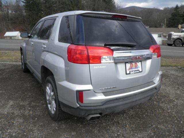 2017 GRAY GMC Terrain SLE-1 (2GKFLSEK1H6) with an 2.4L L4 engine, AT transmission, located at 19521 New George's Creek Rd SW, Barton, MD, 21521, (301) 463-2404, 39.524323, -79.017906 - Photo#5