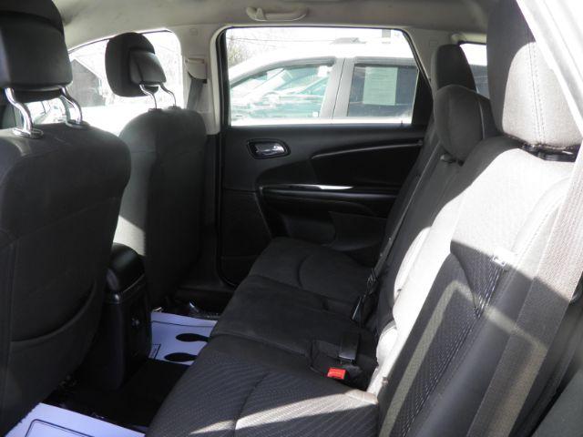 2018 gray Dodge Journey SE (3C4PDCAB5JT) with an 2.4L I4 engine, AT transmission, located at 15520 McMullen Hwy SW, Belair, MD, 21502, (301) 729-3700, 39.581375, -78.846451 - Photo#3
