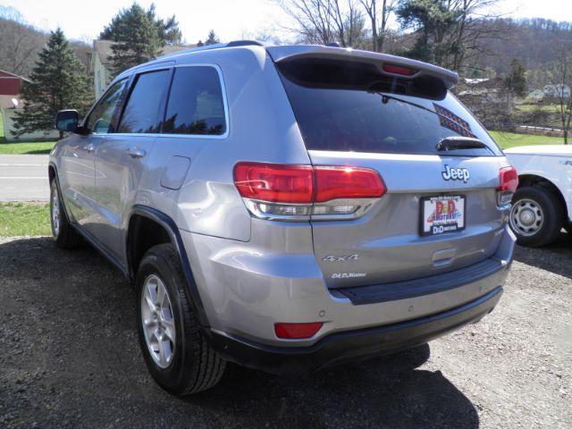 2017 SILVER Jeep Grand Cherokee Laredo 4x4 (1C4RJFAG3HC) with an 3.6L V6 engine, AT transmission, located at 19521 New George's Creek Rd SW, Barton, MD, 21521, (301) 463-2404, 39.524323, -79.017906 - Photo#5