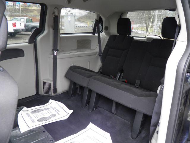 2017 BLUE Dodge Grand Caravan SE (2C4RDGBG5HR) with an 3.5L V6 engine, AT transmission, located at 19521 New George's Creek Rd SW, Barton, MD, 21521, (301) 463-2404, 39.524323, -79.017906 - Photo#3