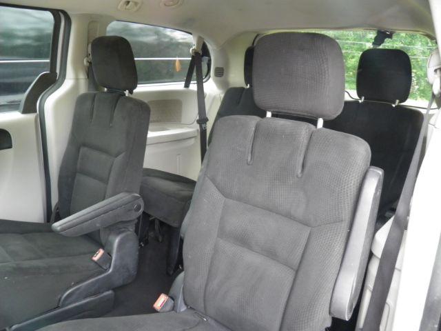 2015 SILVER Dodge Grand Caravan SXT (2C4RDGCG5FR) with an 3.5L V6 engine, AT transmission, located at 19521 New George's Creek Rd SW, Barton, MD, 21521, (301) 463-2404, 39.524323, -79.017906 - Photo#3