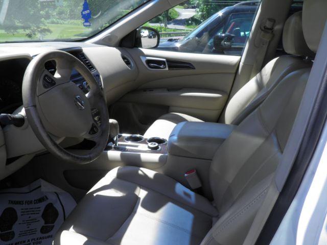 2014 WHITE Nissan Pathfinder SL (5N1AR2MMXEC) with an 3.5L V6 engine, located at 19521 New George's Creek Rd SW, Barton, MD, 21521, (301) 463-2404, 39.524323, -79.017906 - Photo#1