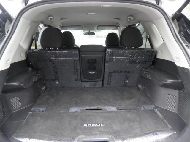 2018 SILVER Nissan Rogue SV (5N1AT2MVXJC) with an 2.5 L4 engine, AT transmission, located at 15520 McMullen Hwy SW, Belair, MD, 21502, (301) 729-3700, 39.581375, -78.846451 - Photo#4