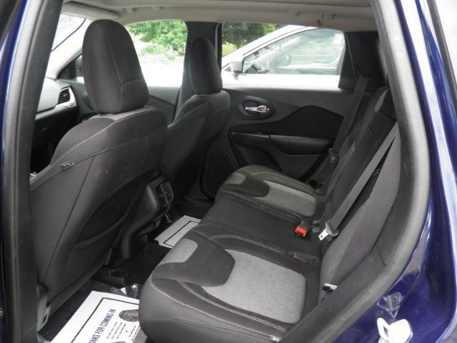2014 BLUE Jeep Cherokee Latitude (1C4PJMCB3EW) with an 2.4L L4 engine, AT transmission, located at 19521 New George's Creek Rd SW, Barton, MD, 21521, (301) 463-2404, 39.524323, -79.017906 - Photo#3