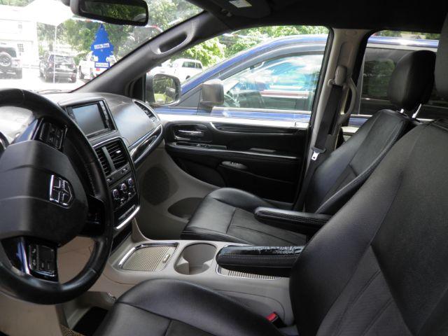 2019 GRAY Dodge Grand Caravan SXT (2C4RDGCG6KR) with an 3.6l V6 engine, AT transmission, located at 19521 New George's Creek Rd SW, Barton, MD, 21521, (301) 463-2404, 39.524323, -79.017906 - Photo#1