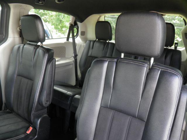 2019 GRAY Dodge Grand Caravan SXT (2C4RDGCG6KR) with an 3.6l V6 engine, AT transmission, located at 19521 New George's Creek Rd SW, Barton, MD, 21521, (301) 463-2404, 39.524323, -79.017906 - Photo#3