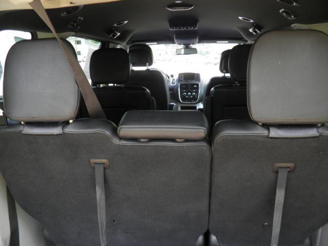 2019 GRAY Dodge Grand Caravan SXT (2C4RDGCG6KR) with an 3.6l V6 engine, AT transmission, located at 19521 New George's Creek Rd SW, Barton, MD, 21521, (301) 463-2404, 39.524323, -79.017906 - Photo#4
