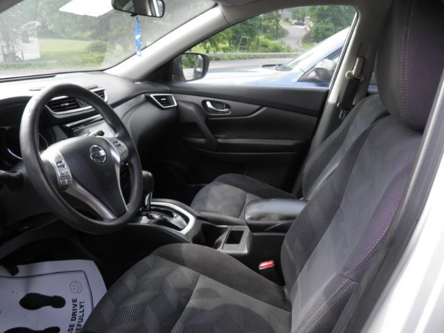 2015 SILVER Nissan Rogue SV (5N1AT2MV6FC) with an 2.5 L4 engine, AT transmission, located at 19521 New George's Creek Rd SW, Barton, MD, 21521, (301) 463-2404, 39.524323, -79.017906 - Photo#1